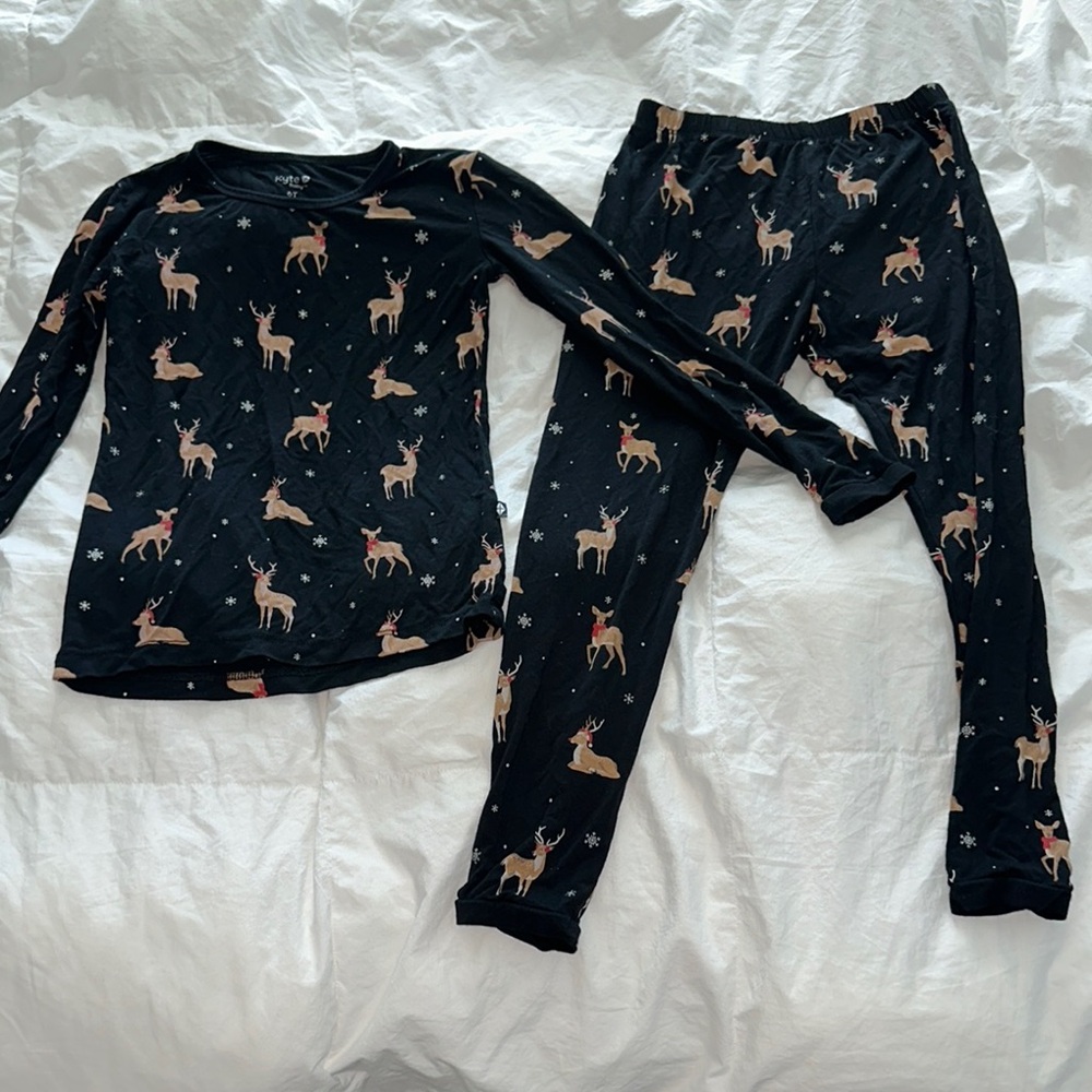 Kyte Baby Black Pajama Set with Reindeer Print